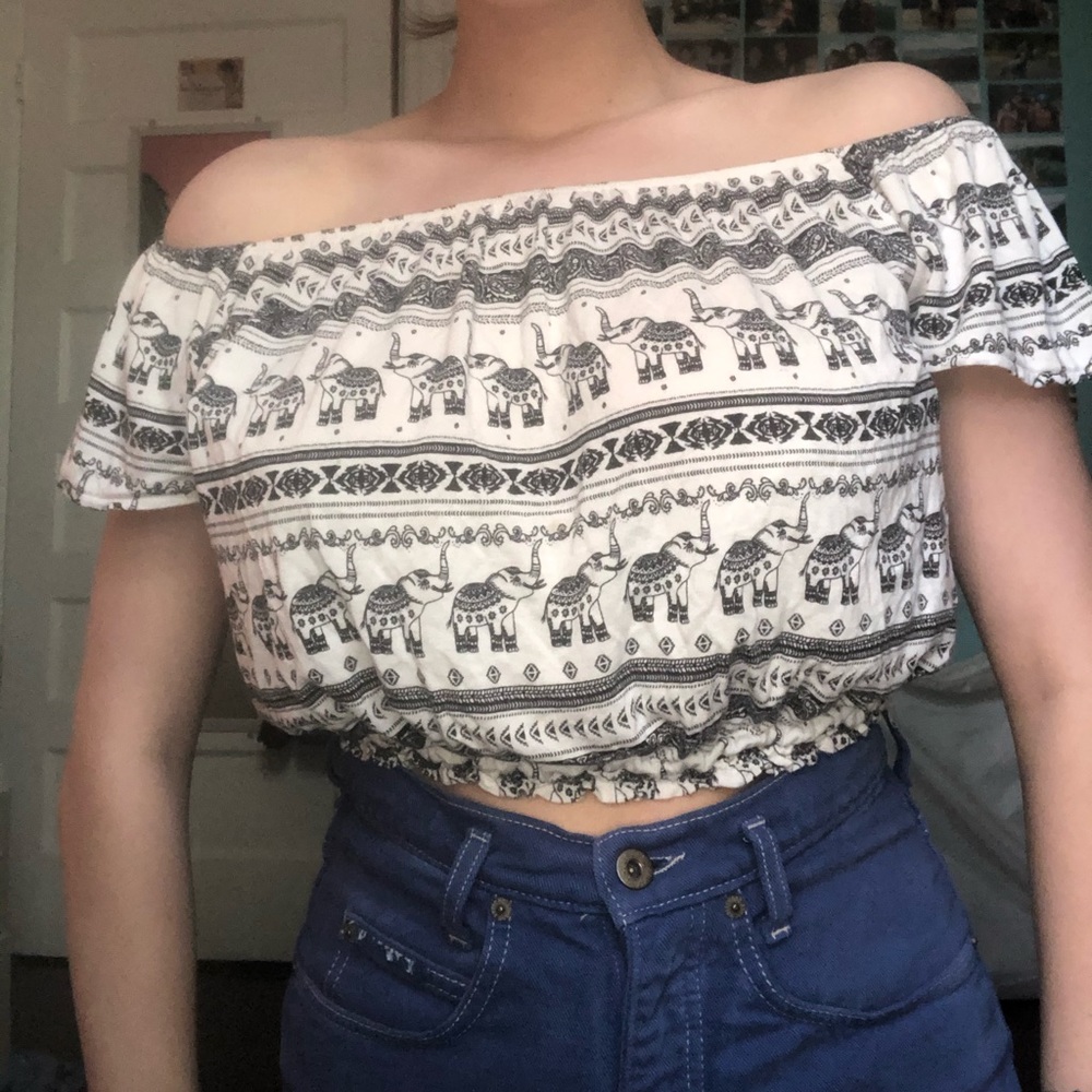 🌸 (3/18) Off the shoulder flowy elephant shirt